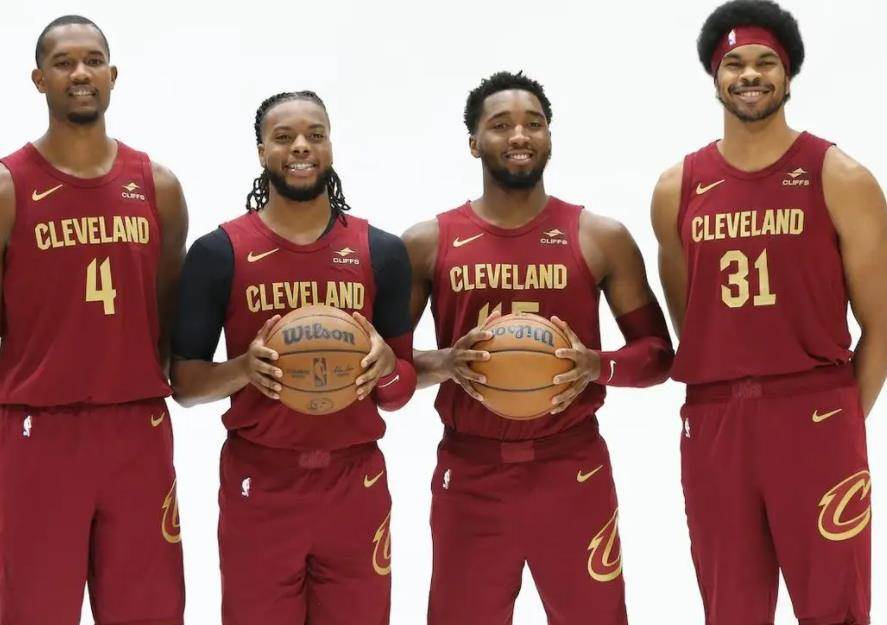 包含米切尔绝杀时刻，国王点燃赛场，冲击季后赛迎来胜利！的词条