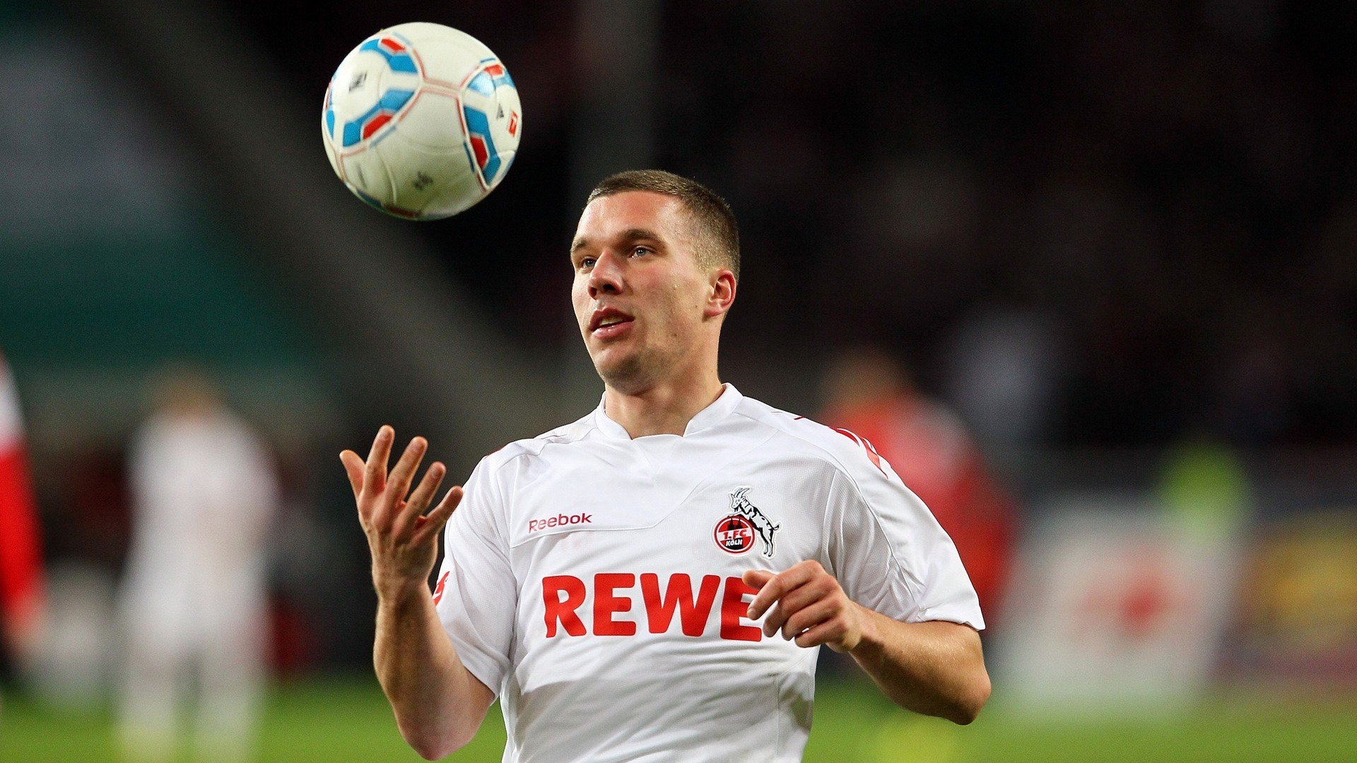 C罗连续十场比赛得分超过出色防守，美国队不断突破！全场沸腾不已